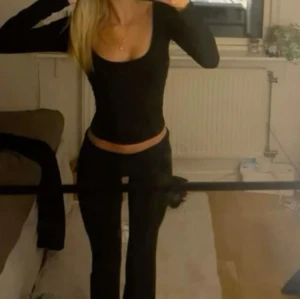 svarta yoga pants  - Säljer ett par svarta yoga pants från Gina Tricot. Byxorna är endast använda få gånger och är i mycket bra skick.