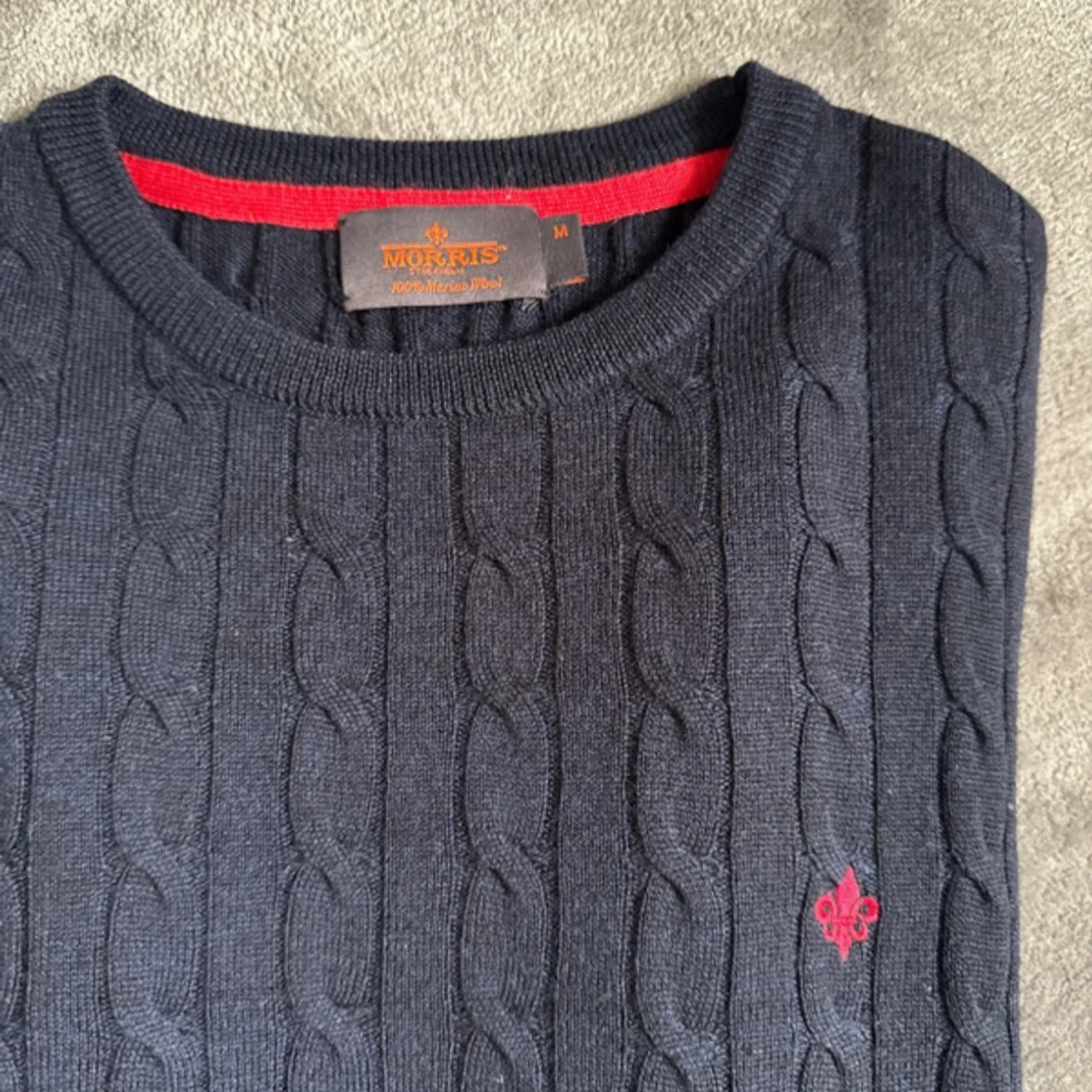 Mörkblå kabelstickad tröja från Morris - 1