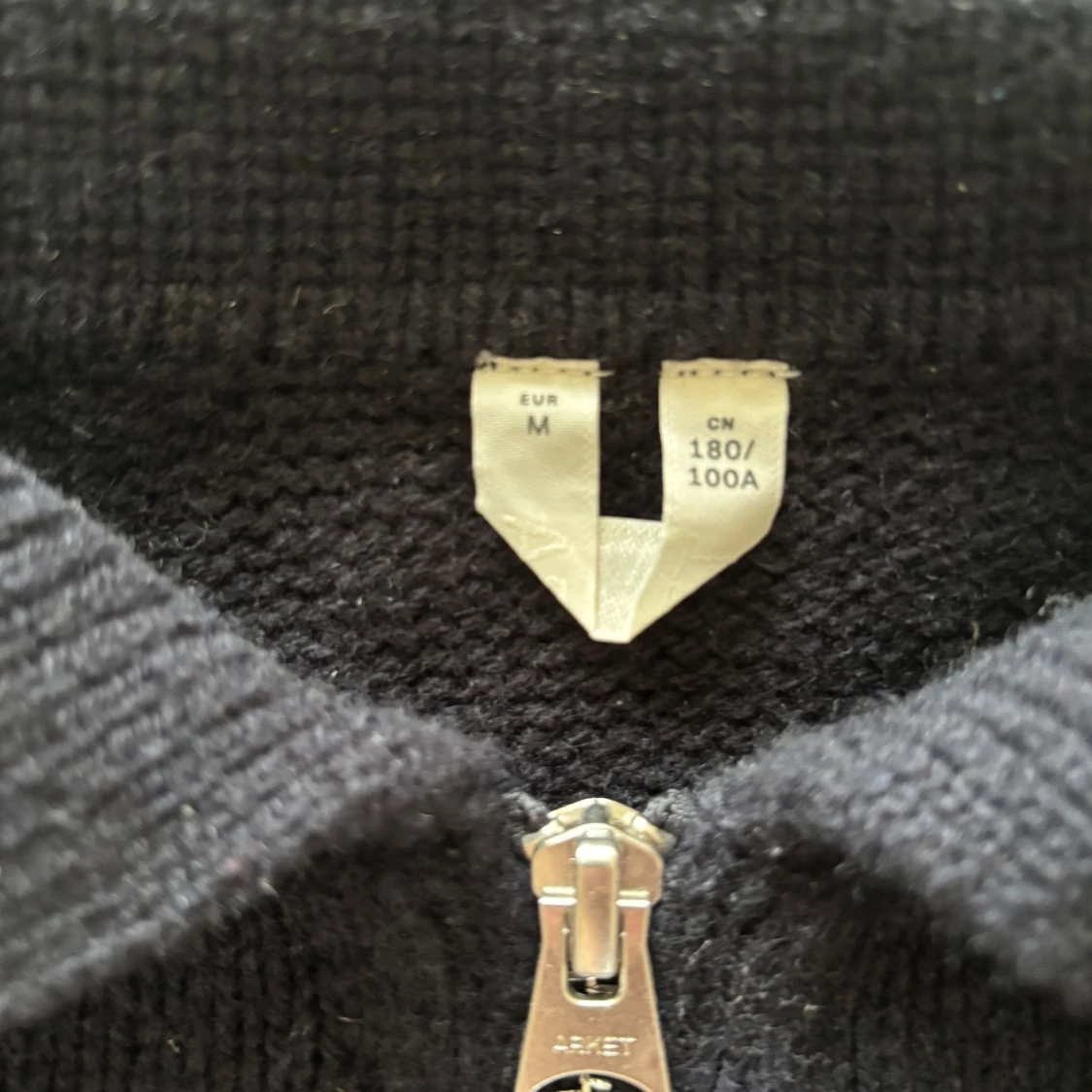 Mörkblå stickad tröja med dragkedja från Arket - 1