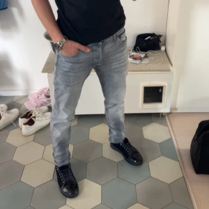 Grå jeans från Jack & Jones - Säljer ett par riktigt snygga jeans från Jack and Jones i modellen Glenn. Skriv om du har några frågor eller funderingar!!  Storleken är 33/30 men sitter mer som 31/30 