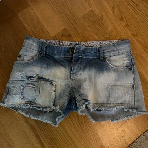 Blå jeansshorts från Fishbone - Säljer ett par blå jeansshorts från Fishbone med slitna detaljer . Shortsen har fickor fram och bak! Perfekta för sommaren. Kan sänka pris vid snabbt köp