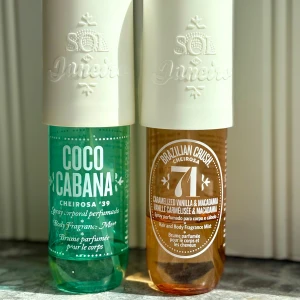Sol de Janeiro Cheirosa 39 och Cheirosa 71 - Två ljuvliga kroppssprayer från Sol de Janeiro: Coco Cabana Cheirosa 39 med doft av kokos, kola och marshmallow i en turkos flaska, samt Brazilian Crush Cheirosa 71 med doft av karamelliserad vanilj, macadamianöt och vit choklad i en bärnstensfärgad flaska. 90 ml, kvarvarande mängd syns tydligt på bilden. Säljes ihop för angivet pris eller enskilt (kontakta mig isf). Enligt mig de bästa dofterna från Sol de Janeiro 💚🤎