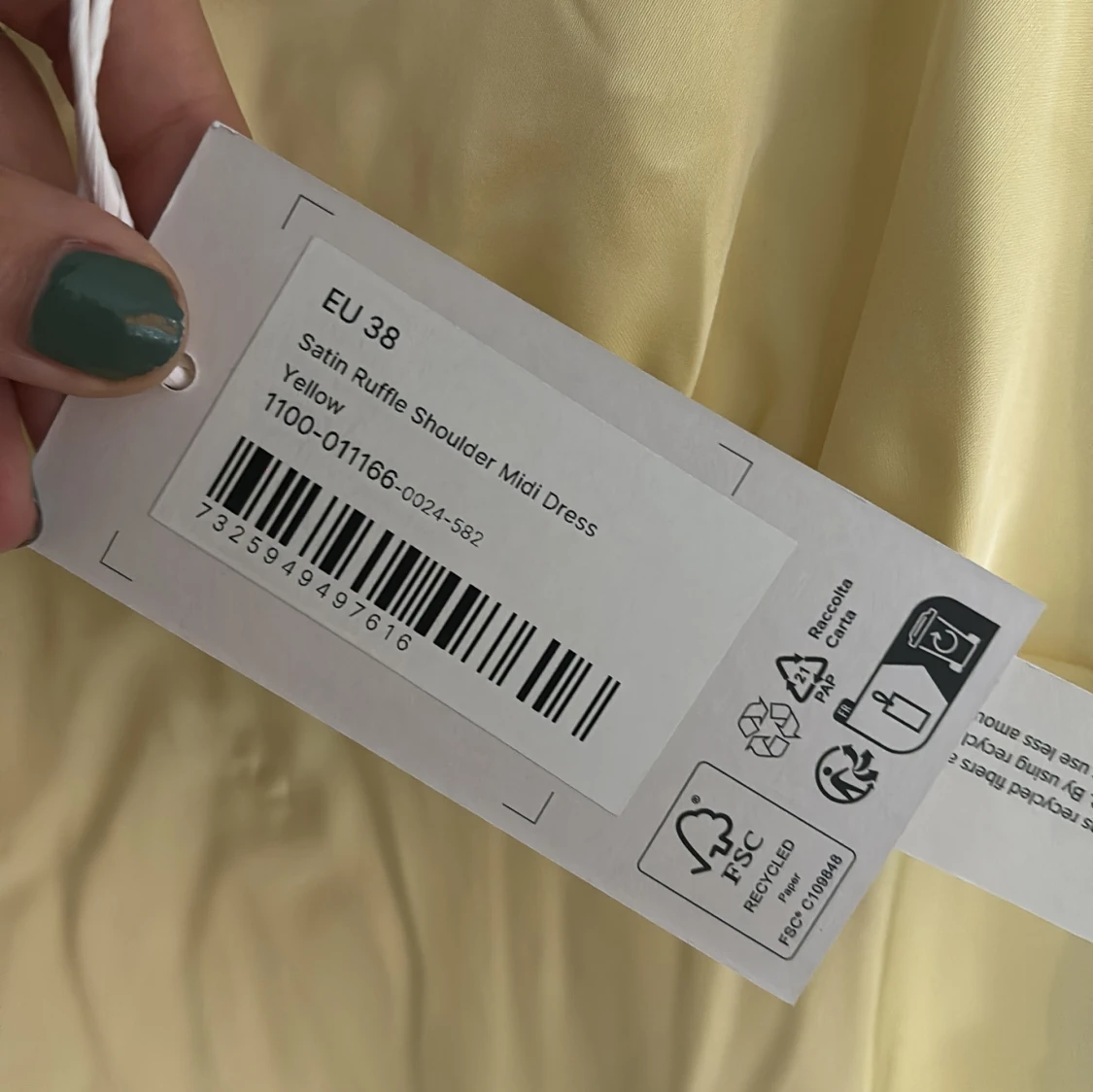 Gul satinklänning NAKD - 3