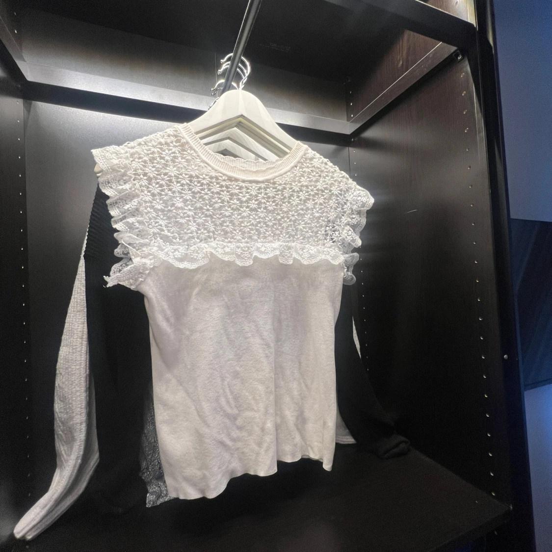 Vit blus med spetsdetaljer