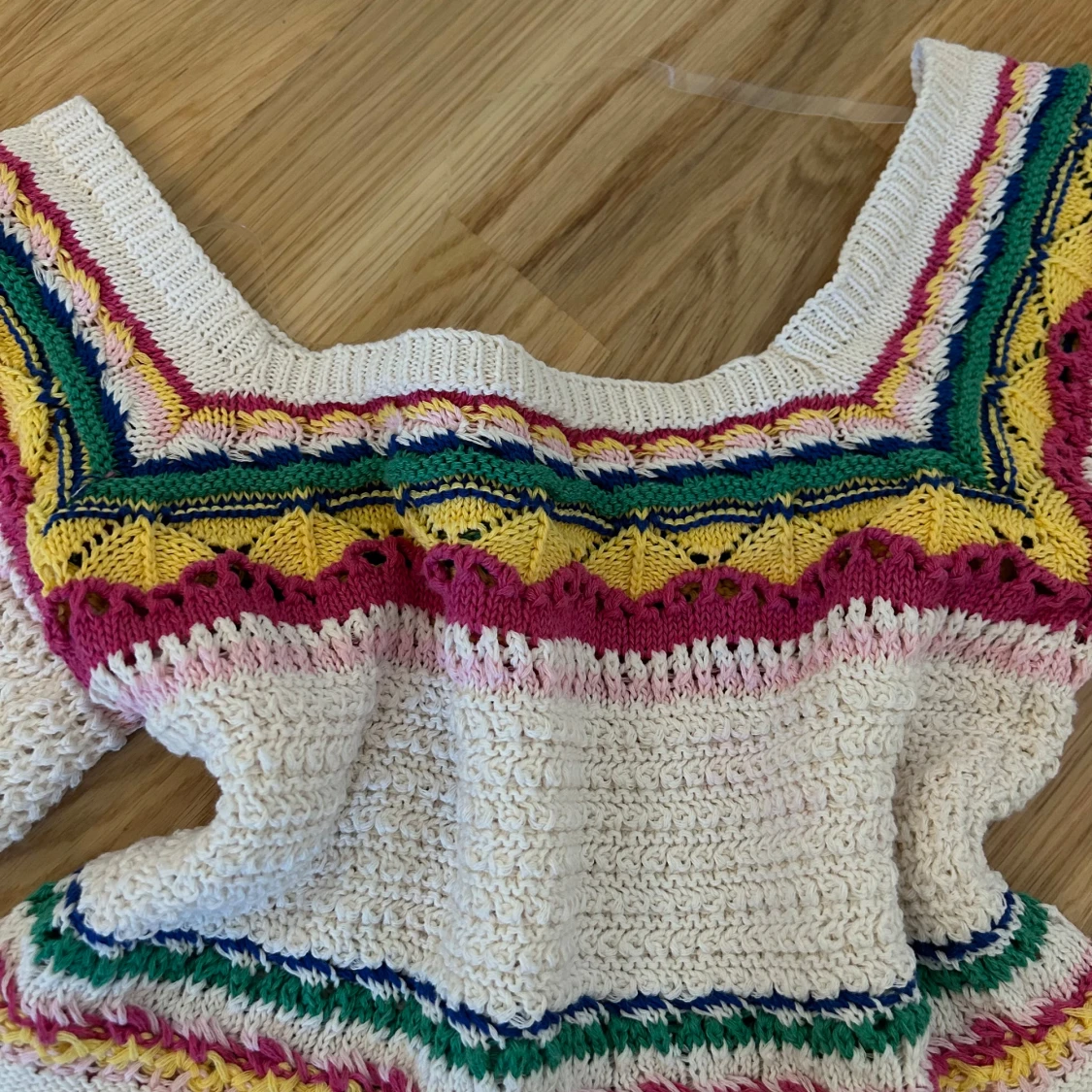 Virkad topp med färgglada ränder - 1