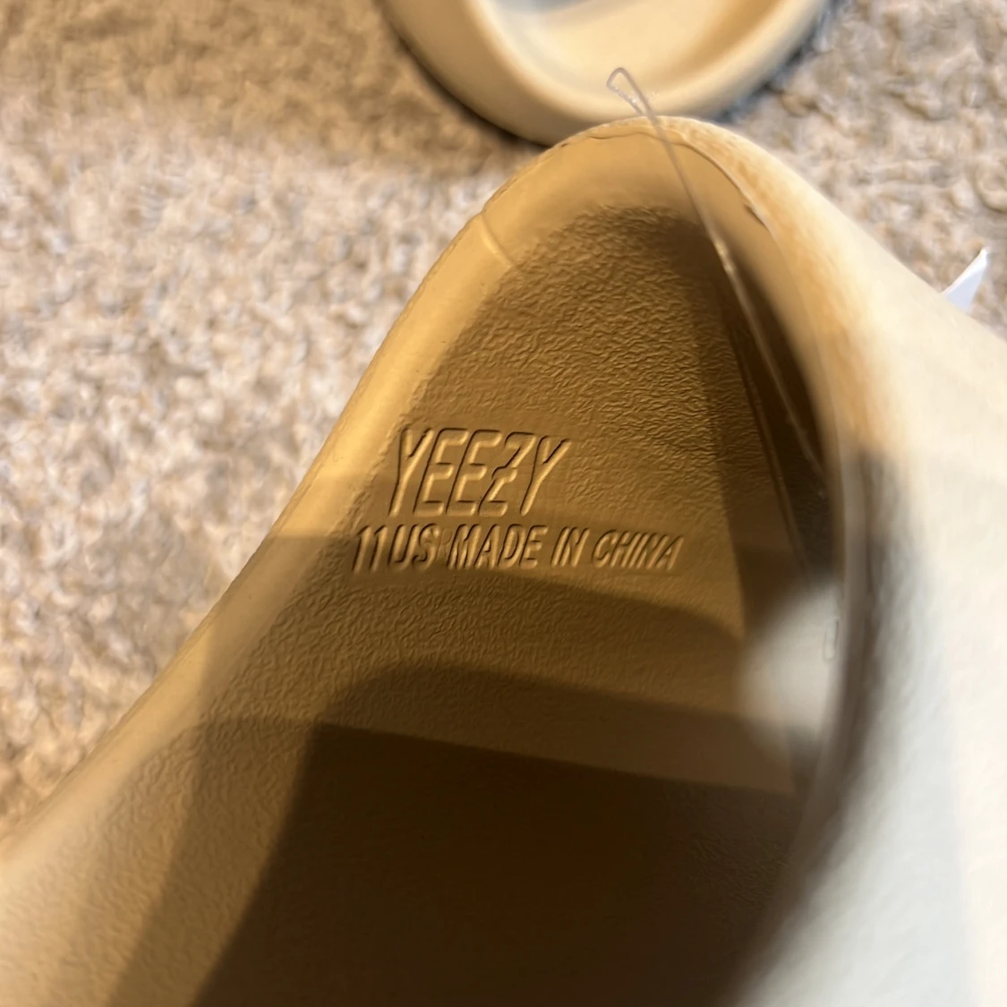 Beige Yeezy Slides från Adidas - 1