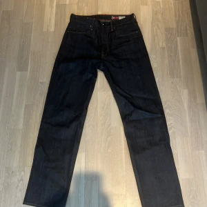 Mörkblå jeans Type 49 från G-Star RAW - Säljer ett par mörkblå jeans från G-Star RAW, modell Type 49 Relaxed Straight. Klassisk femficksdesign med raka ben och avslappnad passform. Snygga orangea sömmar och diskret logga på insidan. Perfekta för en stilren look. Storlek: 29/32