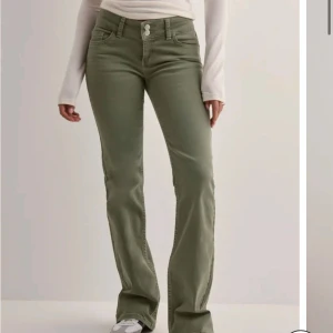 Populära Nelly jeans💚 - Helt nya gröna Nelly jeans, prislappen kvar!! Kan inte längre lämna tillbaka dem. Nypris 700kr