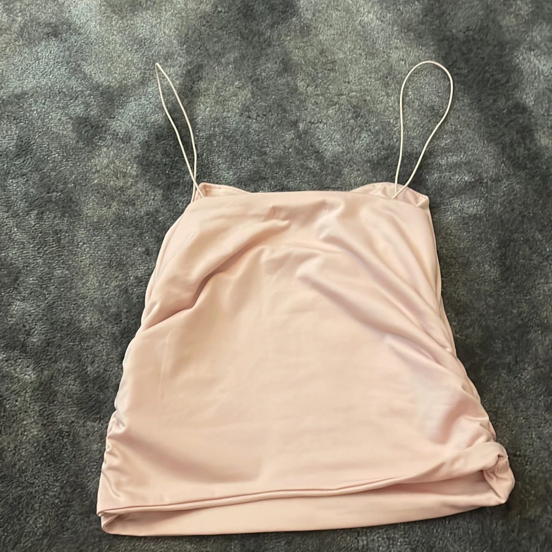 Ljusrosa satinlinne med tunna axelband - 1