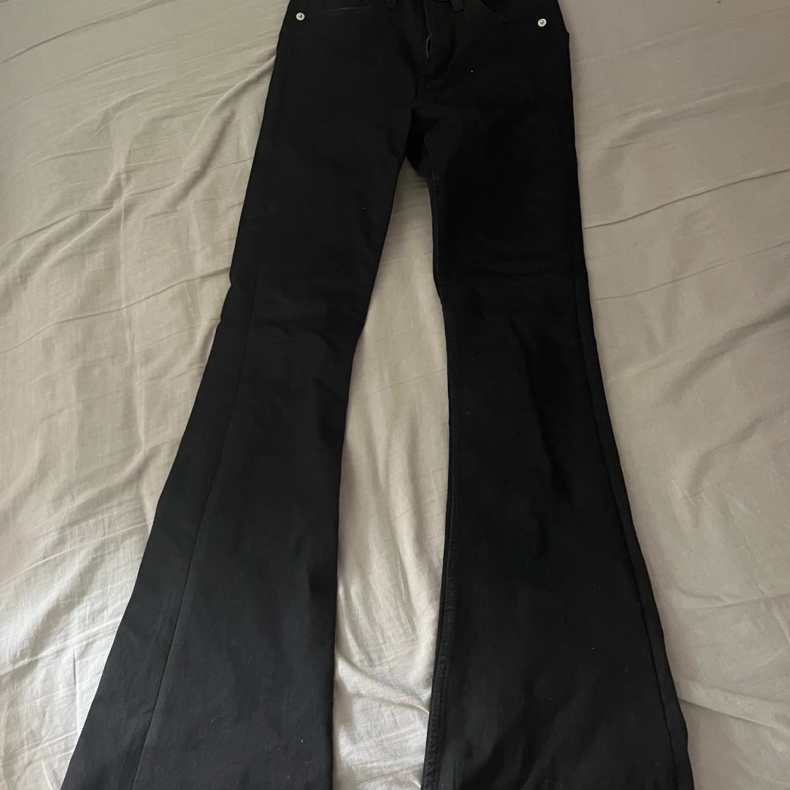 Svarta bootcut byxor