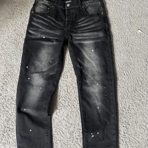 Purple jeans  - Ett par purple jeans oanvända helt ny. Svart/ grå färg, hör av er vid minsta fundering pris går att diskuteras.