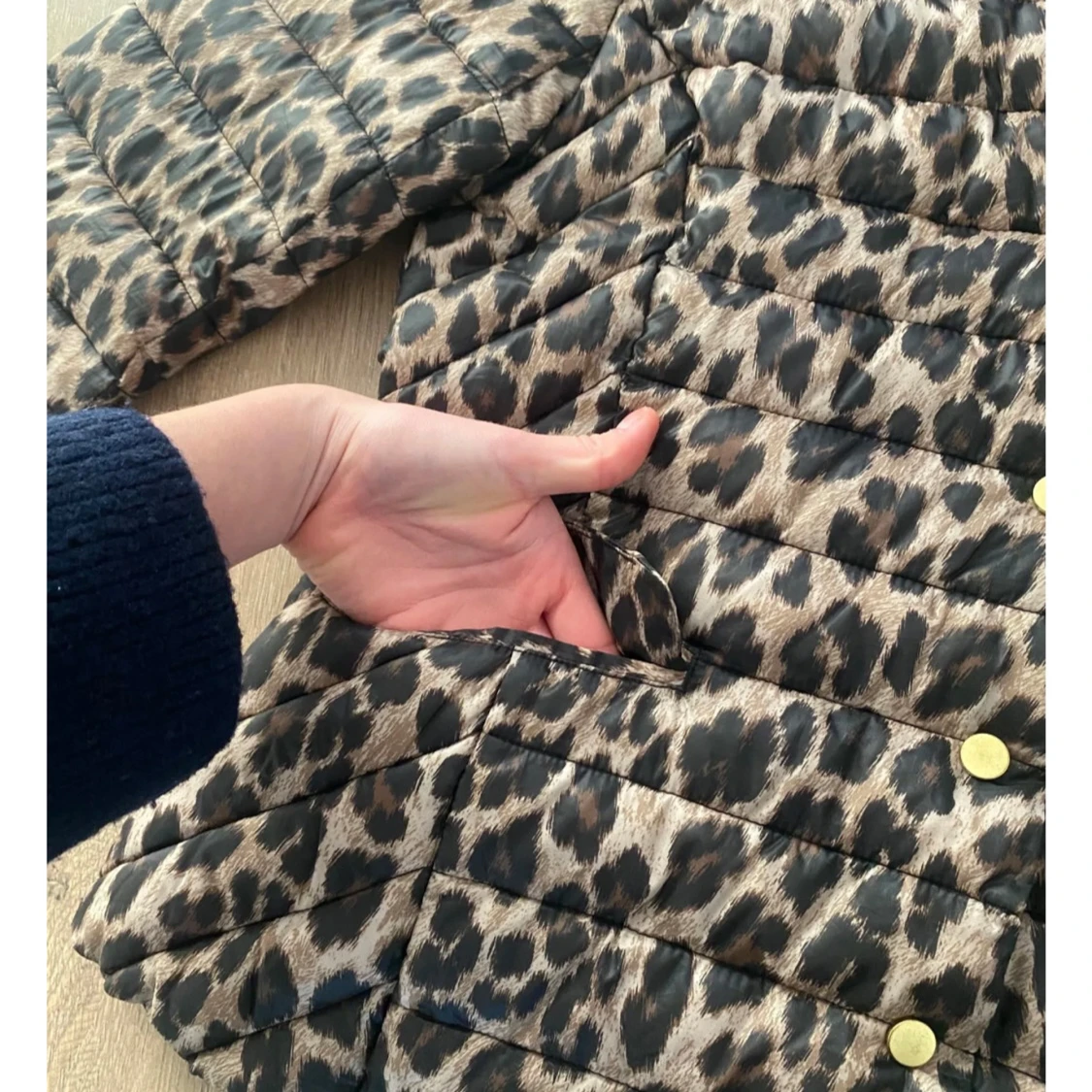 Leopardmönstrad pufferjacka med guldknappar - 2