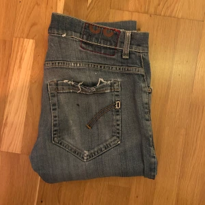 Dondups med slitningar  - | Ljusblåa dondups i bra skick, liten defekt där bak, skriv för bild. passar perfekt för dig som söker slim jeans. Tveka inte att höra av dig vid frågor |