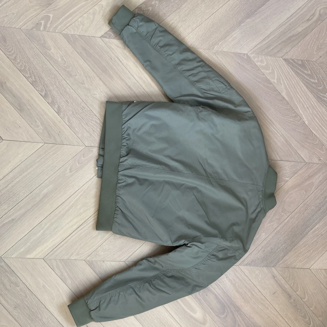 Olivgrön bomberjacka från Junkyard - 2