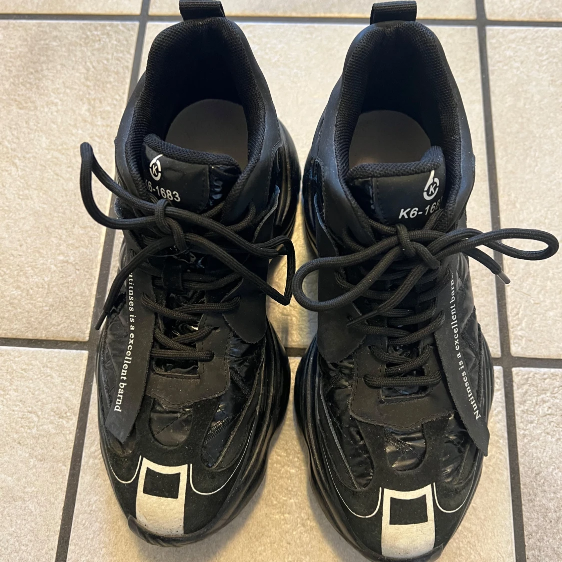 Svarta chunky sneakers med reflekterande detaljer - 1