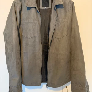 ”Mocka” overshirt  - Snygg grå/grön overshirt i mocka liknade material (fuskmocka). Köpte ny för 800 + kr. Använd ofta men varsamt, så den är i bra skick! Tänker mig 300kr✌🏼Skriv om du har några funderingar 😊