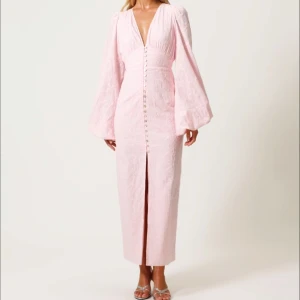 Adoore klänning - Säljer denna fina klänningen då den tyvärr var lite stor. Aldrig använd. Storlek 36