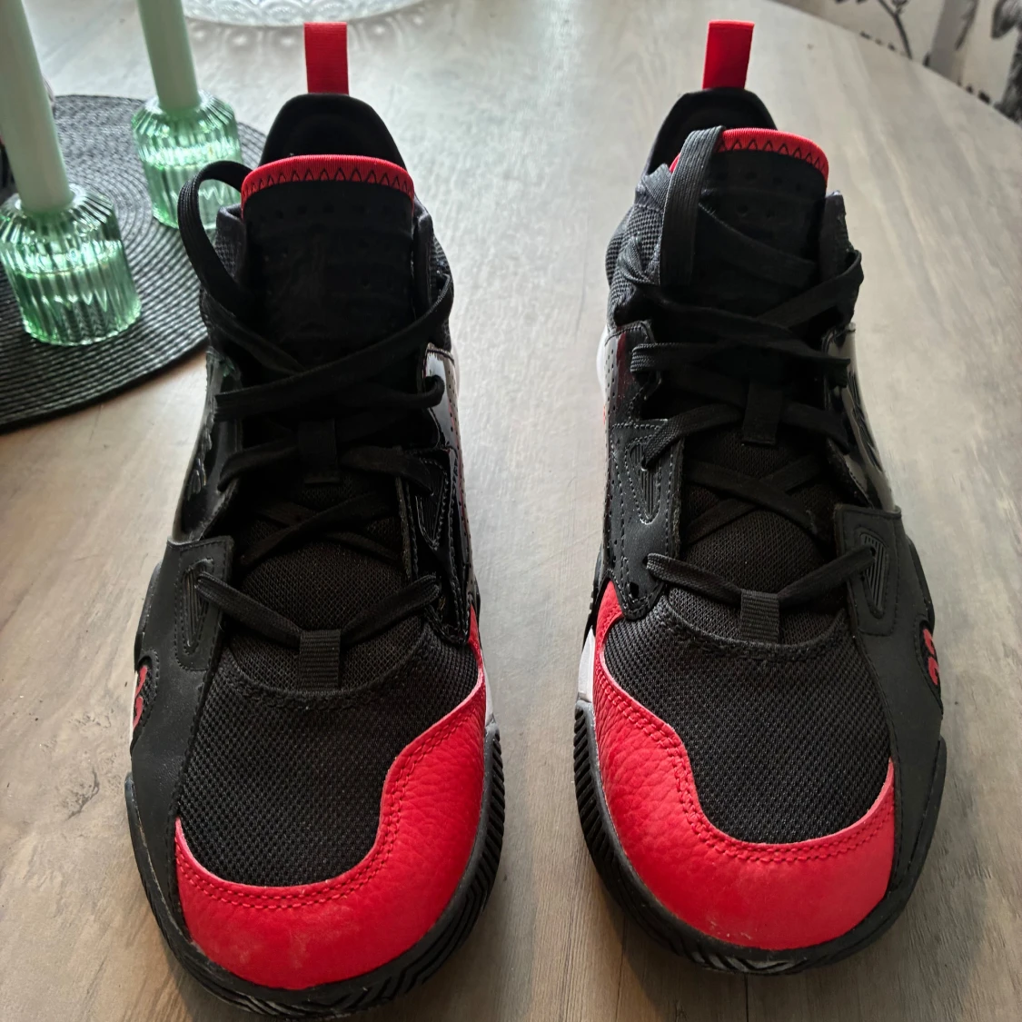 Svarta och röda Jordan sneakers - 3
