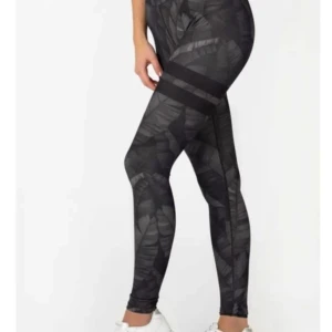 Svarta mönstrade träningstights - Snygga svarta tights med grått bladliknande mönster. Ttight passform, perfekta för träning eller gym. Materialet är stretchigt och bekvämt. Köpta för 899 kr.