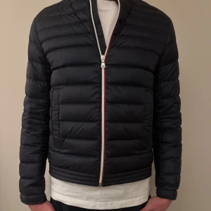 Moncler vårjacka  - En vårjacka från moncler säljes . Jackan är i toppskick och det finns inget som tyder på användning. Storleken är xs och mitt pris är 3200kr. Vid frågor Skriv. Passar perfekt inför sommar kvällar och våren. 