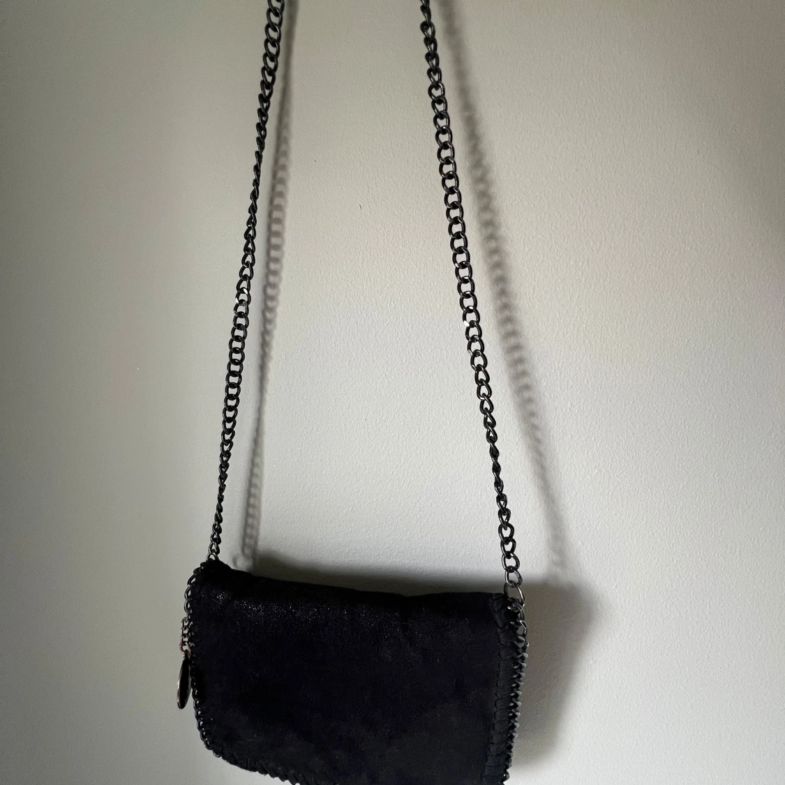 Söt svart axelremsväska med kedjedetaljer🤍 - 2