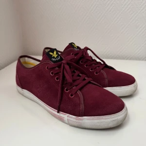 Lyle & Scott - Säljer ett par mörkröda Lyle & Scott skor i mycket bra skick! Använder inte dessa skor så funderade på att sälja dom  Det är storlek UK 9  EU - 43  Det går även att hämta dessa skor i Gotland Visby men även skickas om man så vill! Du även handla andra skor och få bra rabatt tillsammans