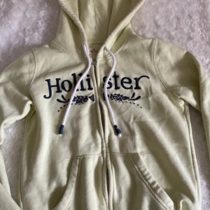 Söt hoodie från Hollister - Ljusgul hoodie från Hollister i storlek xs💗 Pris går att diskutera vid snabb affär