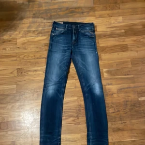 Blå Replay jeans, storlek 29 - Snygga blå jeans från Replay i storlek 29. Jeansen har klassisk femficksdesign, tydliga slitningar och kontrastsömmar. Märkespatch bak i midjan och broderad detalj på bakfickorna. Perfekta för en avslappnad och trendig look. Pris kan diskuteras 