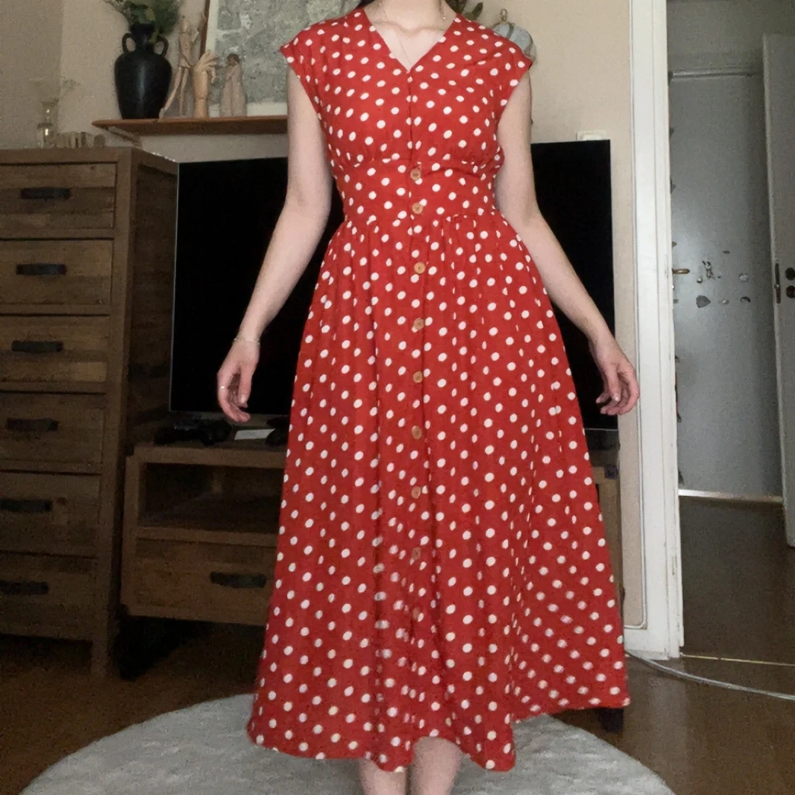Röd prickig långklänning med knappar - 1