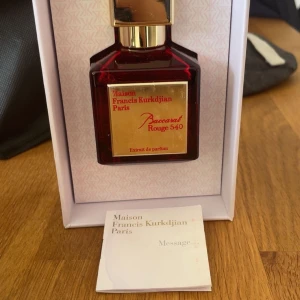Baccarat Rouge (ej nöjd med födelsedagspresent) - Lyxig parfym i elegant röd glasflaska med gulddetaljer och fyrkantig form. Kommer i exklusiv röd kartong med guldfärgad text. Doften är ikonisk och intensiv, perfekt för dig som vill sticka ut med något unikt och exklusivt.(Inte nöjd med parfymens doft så jag har bestämt mig att sälja den)