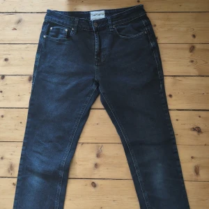 Mörkblå jeans från Bruun & Stengade - Snygga mörkblå jeans från Bruun & Stengade med klassisk femficksdesign och raka ben. Jeansen har en diskret tvättad look och silverfärgad knapp med logga. Perfekta för dig som gillar stilrena och tidlösa jeans.