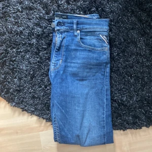 replay jeans, storlek 12A/155 cm - Snygga blå jeans från Replay med klassisk femficksdesign och detaljerad bakficka. Jeansen har en normal passform och är tillverkade i slitstarkt denim. Perfekta för dig som gillar en tidlös och stilren look.
