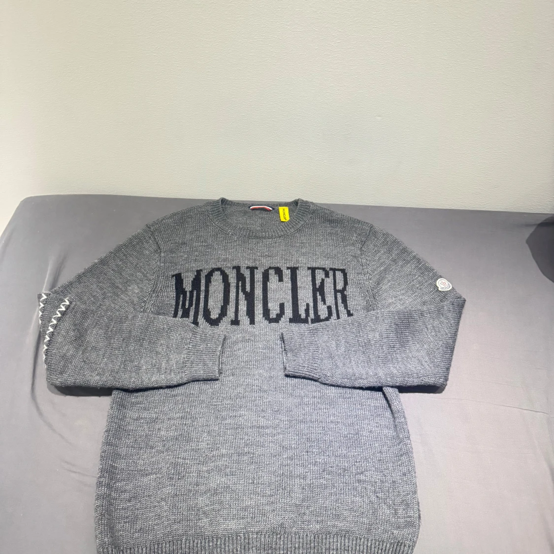 Grå stickad Moncler tröja