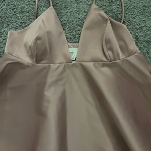 Champagnefärgad satinlinne från H&M - En jättegullig blus från hm aldrig använd med prislappen kvar💕