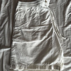 Oanvända linne shorts  - Säljer dessa då de va fel storlek och ja glömde att lämna tillbaka dom. Dom är helt oanvända och i perfekt skick. Dom är ifrån HM. 