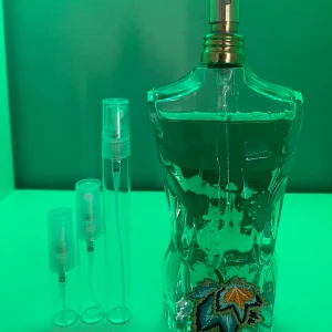 Jean Paul Gaultier Le Beau Paradise Garden - Hej, säljer nu samples av min Paradise Garden | Pris: 3 ml 59kr 5 ml 89kr 10 ml 149kr | Noter syns på andra bilden 🌴🥥☀️| Kolla gärna in min profil | Kan sälja hela flaskan vid bra erbjudande | Kom om du har minsta lilla fråga! 