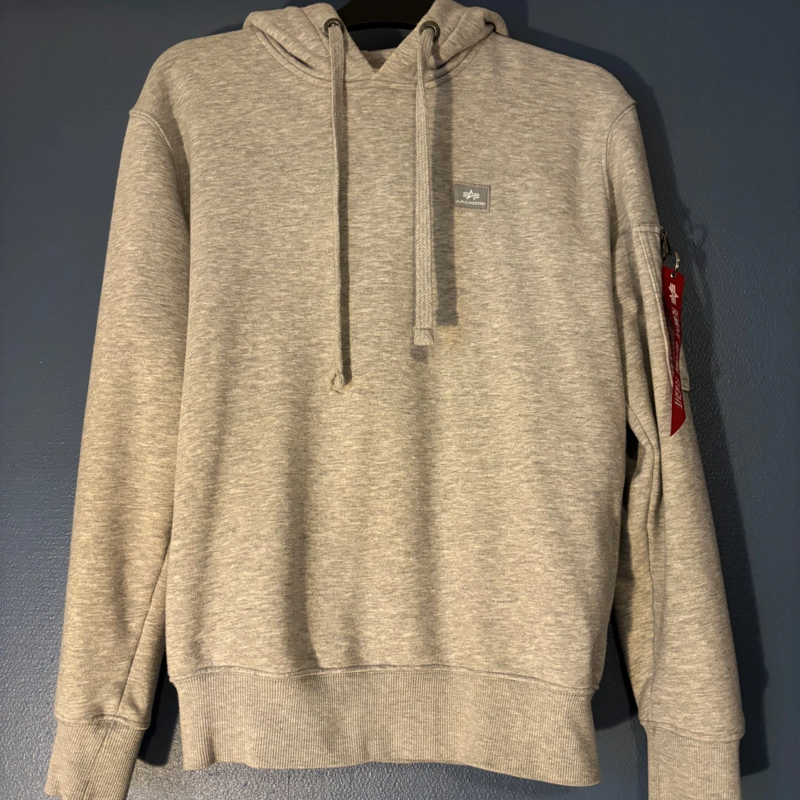 Grå hoodie från Alpha Industries