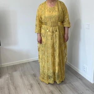 Lawandî/fistan/kurdisk klänning - Superfin gul kurdisk klänning med broderade blommor och glittriga paljettdetaljer. 