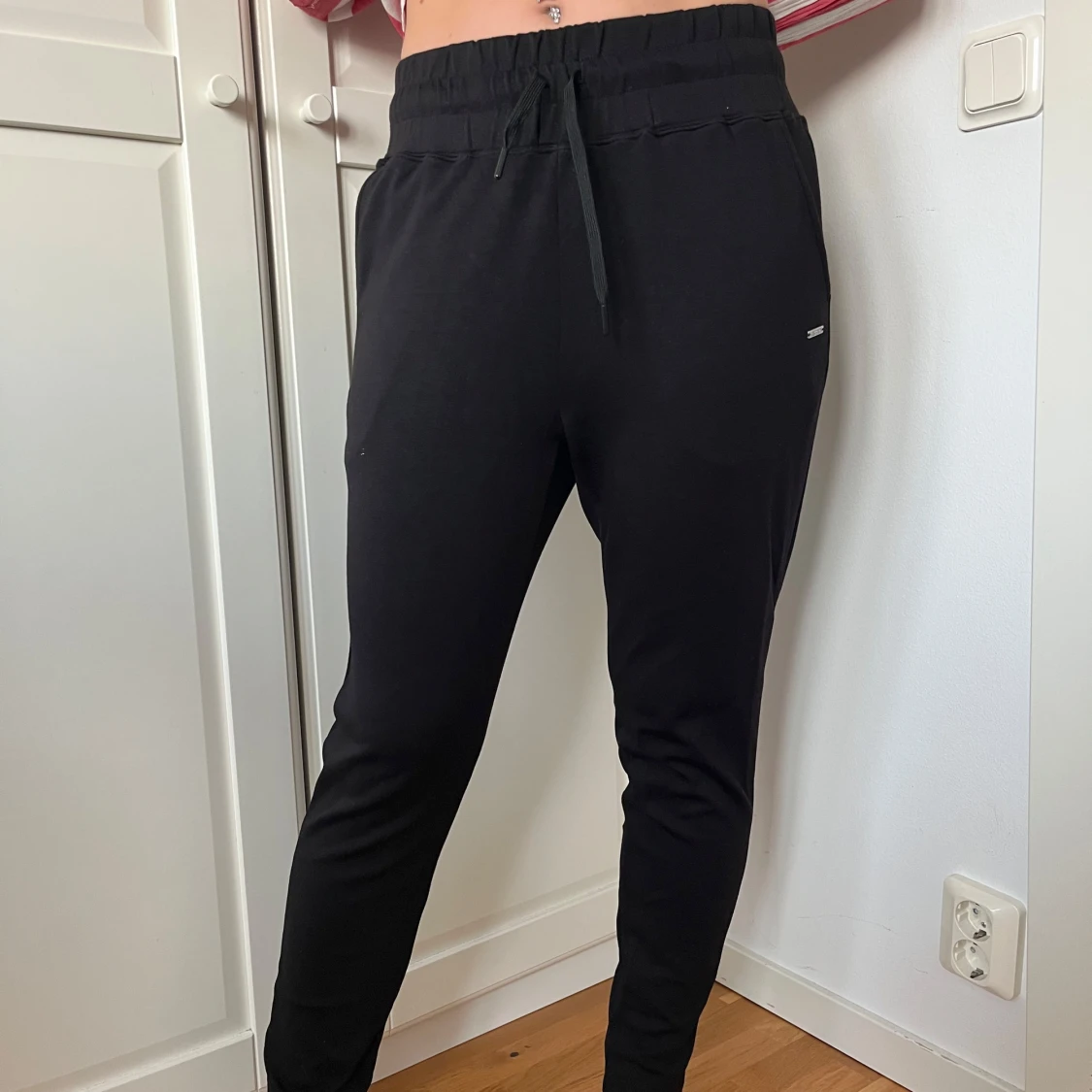 Svarta mjukisbyxor med snörning - 1