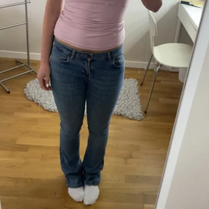 Blåa lowwaist jeans - Jättefina blåa lowwaist jeans från Zara med lite utsvängda ben. De har någon defekt (se bilder). Skriv om du har några frågor!🩷