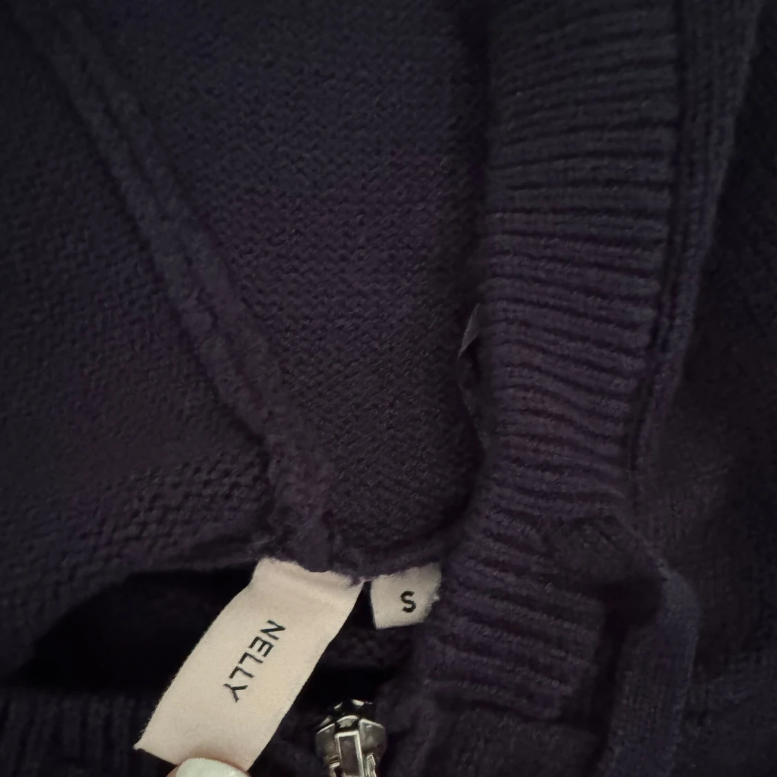 Mörkblå croppad hoodie från Nelly - 2