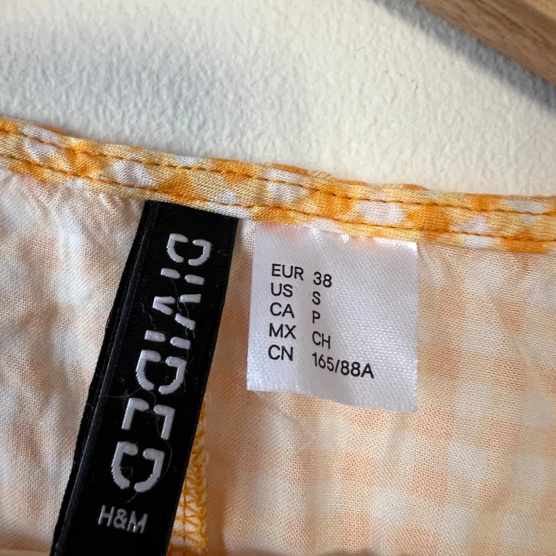 Gul- och vitrutigt omlottklänning från H&M Divided - 2