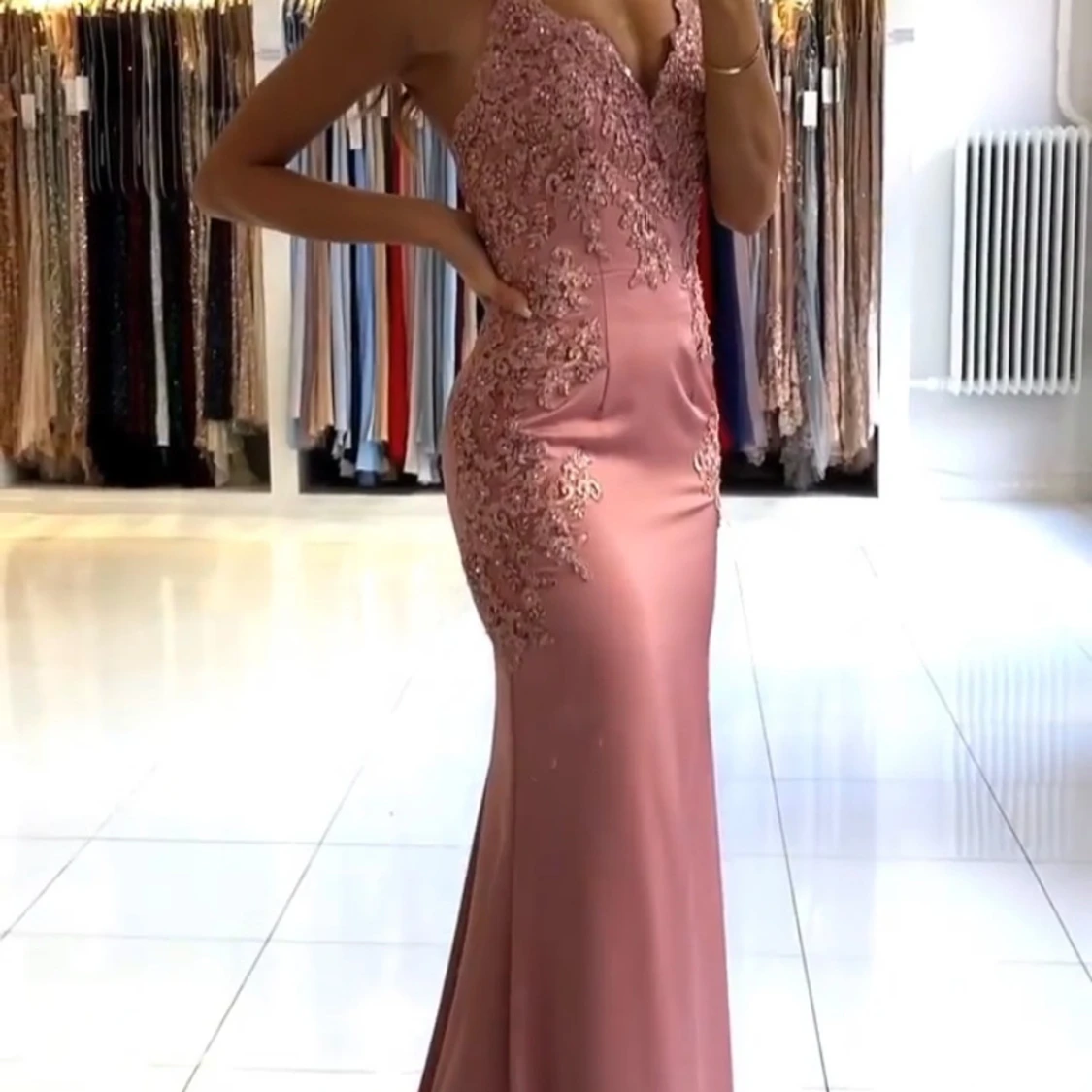 Rosa långklänning med spetsdetaljer