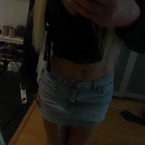Ljusblå jeanskjol från Pull&Bear - Säljer en ljusblå jeanskjol från Pull&Bear i storlek S. Kjolen är kort, har råa kanter nertill och klassiska femficksdetaljer. Färgen ger mest rättvisa på sista två bilderna, ljusblå. Passar mig som bär xs/s