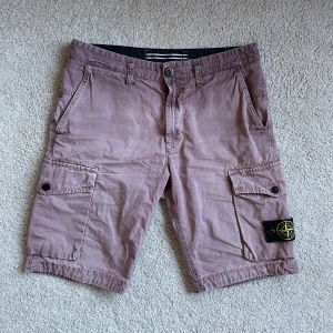 Stone Island shorts - Stone Island cargo shorts | Riktigt feta rosa/lila Stone Island shorts i fint skick | Size: W31, passar S / M | Självklart äkta och med en fin kvalitet med dragkedjefixkor och snygg design! Nypris runt 3000kr. Postar snabbt och priset är ej hugget i sten👌