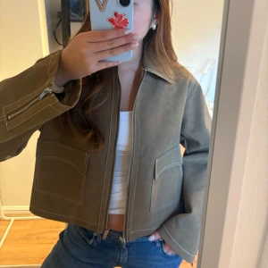 Mockajacka NAKD - Beige/brun/khaki mockajacka. Oanvänd & slutsåld på hemsidan. Nypris 999kr. 