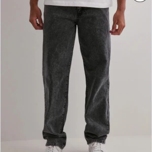 Jeans från Woodbird - Jeans från Woodbird i färgen dark grey. Stl.W29/L32. Nypris 1099kr. Modell: Leroy Thun Black Jeans