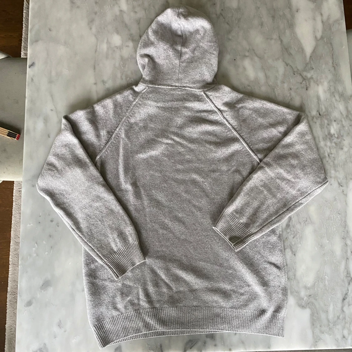 Grå hoodie i kashmir och ull från Oscar Jacobson - 1