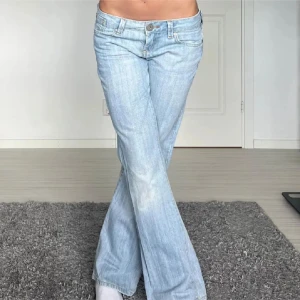 Lågmidjade jeans  - Säljer dessa supersnygga jeansen, köpte här på plick! Säljer dom då dom inte passade mig och var för stora. Innerbenslängd är ca 80 cm, midjemåttet rakt över är 40-41 cm❣️Jag är ca 1,68 och på mig är de perfekta i längden. 