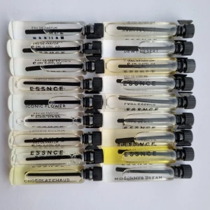 Essnce parfym 18 st 1,5-2 ml - Säljer ett set med 18 Essnce parfymer, volym ca 1,5-2 ml. Alla för 250 kr + frakt. Dofter: delicate jasmine, I am vanilla, dewy desert, iconic flower, warm n' spicy, absolu vanilla, cozy goddess, jardin de flora, vanilla sass, tres femme lemon eclair, midsummer dream, chocolat chaud, pink haze, high on chai, belle femme, carashmellow, lady essnce.